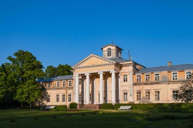 Eski Krimulda palace Gauja Milli Parkı yakınındaki Sigulda, Letonya.