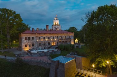 Sigulda gece yeni neogothic Kalesi'nin görünümü. Letonya
