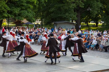Tallinn, Estonya - 02 Haziran 2016: Estonya halk dansçılar geleneksel renkli desen giysiler ile. Folklor Festivali Eski Şehir Parkı.