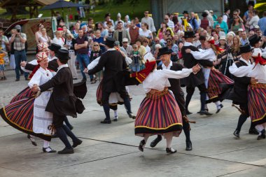 Tallinn, Estonya - 02 Haziran 2016: Estonya halk dansçılar geleneksel renkli desen giysiler ile. Folklor Festivali Eski Şehir Parkı.
