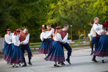 Tallinn, Estonya - 02 Haziran 2016: Estonya halk dansçılar geleneksel renkli desen giysiler ile. Folklor Festivali Eski Şehir Parkı.
