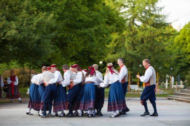 Tallinn, Estonya - 02 Haziran 2016: Estonya halk dansçılar geleneksel renkli desen giysiler ile. Folklor Festivali Eski Şehir Parkı.