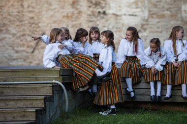 Tallinn, Estonya - 02 Haziran 2016: Estonya halk dansçılar geleneksel renkli desen giysiler ile. Folklor Festivali Eski Şehir Parkı.