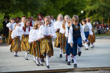 Tallinn, Estonya - 02 Haziran 2016: Estonya halk dansçılar geleneksel renkli desen giysiler ile. Folklor Festivali Eski Şehir Parkı.