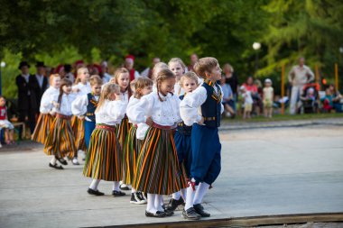 Tallinn, Estonya - 02 Haziran 2016: Estonya halk dansçılar geleneksel renkli desen giysiler ile. Folklor Festivali Eski Şehir Parkı.