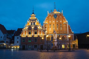 Riga, Letonya - 20 Haziran 2016: City Hall Square siyah nokta ev ve Riga eski kentte Saint Peter kilisesinde gece.