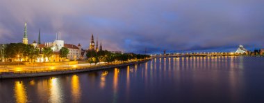 Old Town Riga (Letonya) panoramik manzaralı akşam. Daugava Nehri üzerinde köprü görünümünden.