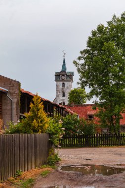 Kuldiga, Letonya - 20 Haziran 2016: eski şehir sokaklarında.