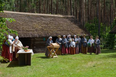 Riga, Letonya - 12 Haziran 2016: bayanlara açık hava Letonca etnografik musem Ulusal Letonca kostümleri yürüme. Kültürel olay