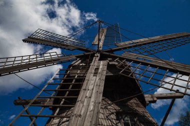 Eski ahşap fırıldak kule, geniş açı veiw alttan.