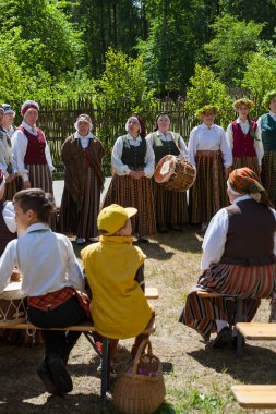 Riga, Letonya - 12 Haziran 2016: Letonyalılar şarkı folklor işte Ulusal kostümleri. Letonca Etnografya Müzesi.