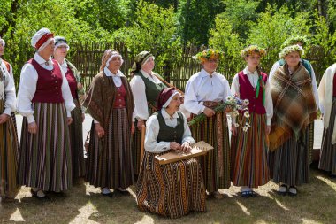 Riga, Letonya - 12 Haziran 2016: Letonyalılar şarkı folklor işte Ulusal kostümleri. Letonca Etnografya Müzesi.