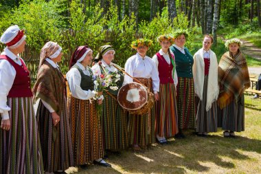 Riga, Letonya - 12 Haziran 2016: Letonyalılar şarkı folklor işte Ulusal kostümleri. Letonca Etnografya Müzesi.