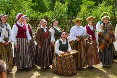 Riga, Letonya - 12 Haziran 2016: Letonyalılar şarkı folklor işte Ulusal kostümleri. Letonca Etnografya Müzesi.