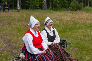 Riga, Letonya - 12 Haziran 2016: Letonyalılar cultucal olay Ulusal kostümleri. Letonca Etnografya Müzesi.