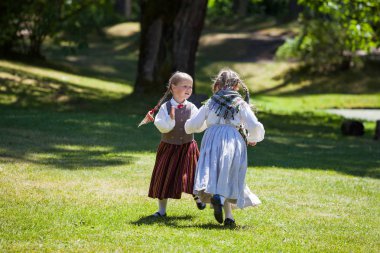 Riga, Letonya - 12 Haziran 2016: Letonya dansçılar - Ulusal kostümleri küçük kızlar. Letonya Etnografya Müzesi'nde kültürel olay.