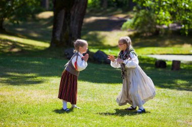 Riga, Letonya - 12 Haziran 2016: Letonya dansçılar - Ulusal kostümleri küçük kızlar. Letonya Etnografya Müzesi'nde kültürel olay.