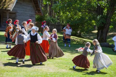 Riga, Letonya - 12 Haziran 2016: Letonya Ulusal kostümleri dansçılar. Letonya Etnografya Müzesi'nde kültürel olay.