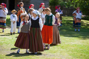 Riga, Letonya - 12 Haziran 2016: Letonya Ulusal kostümleri dansçılar. Letonya Etnografya Müzesi'nde kültürel olay.