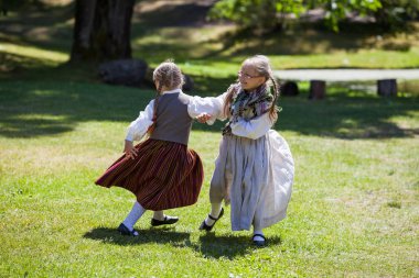 Riga, Letonya - 12 Haziran 2016: Letonya dansçılar - Ulusal kostümleri küçük kızlar. Letonya Etnografya Müzesi'nde kültürel olay.