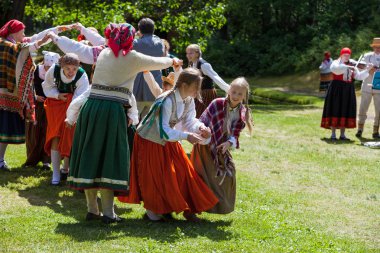 Riga, Letonya - 12 Haziran 2016: Letonya Ulusal kostümleri dansçılar. Letonya Etnografya Müzesi'nde kültürel olay.