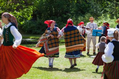 Riga, Letonya - 12 Haziran 2016: Letonya Ulusal kostümleri dansçılar. Letonya Etnografya Müzesi'nde kültürel olay.