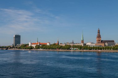 Riga, Letonya - 12 Haziran 2016: eski şehir yaz gün görünümü ile Daugava Nehri