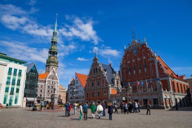 Riga, Letonya - 12 Haziran 2016: Belediye Meydanı turistlerin yaz gün