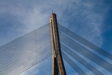 Pilon ve kabloları Riga Askılı köprü