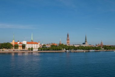 Riga yaz gün Skyline Daugava Nehri ile eski şehir