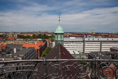 Cityscape Kopenhag yuvarlak kuleden. Çit ve kilise kulesinde ön