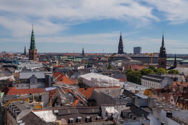 Cityscape Kopenhag yuvarlak kuleden. Eski kiliseler kuleler ve şehir merkezi inşası çatı.