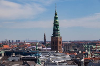 Cityscape Kopenhag yuvarlak kuleden. Eski Nikolaj Kilisesi'nin Kulesi