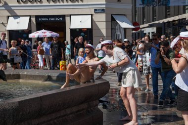 Kopenhag, Danimarka - 26 Haziran 2016: öğrenciler kutlamak yüzme ve fıskiyede dans onların lise mezuniyet