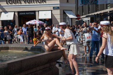 Kopenhag, Danimarka - 26 Haziran 2016: öğrenciler kutlamak yüzme ve fıskiyede dans onların lise mezuniyet
