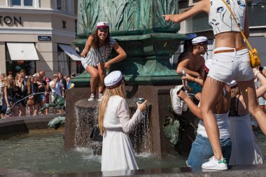 Kopenhag, Danimarka - 26 Haziran 2016: öğrenciler kutlamak yüzme ve fıskiyede dans onların lise mezuniyet