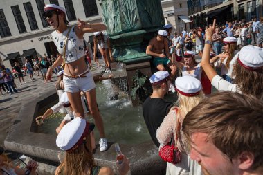 Kopenhag, Danimarka - 26 Haziran 2016: öğrenciler kutlamak yüzme ve fıskiyede dans onların lise mezuniyet