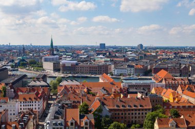 Havadan görünümü Copenhagen kırmızı çatılar ve kanal. Yüzyıla ve merkezi distrinct