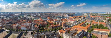 Geniş hava panoramik Copenhagen kırmızı çatılar ve kanal.