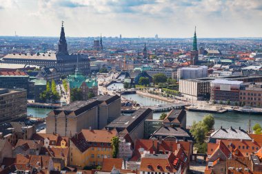 Havadan görünümü Copenhagen kırmızı çatılar ve kanal. Kiliseler ve Danimarka'nın başkentine sarayları.