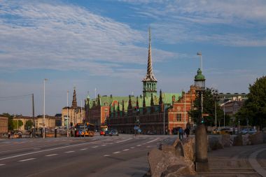 Kopenhag, Danimarka - 24 Haziran 2016: trafik ve Börsen - borsada Slotsholmen
