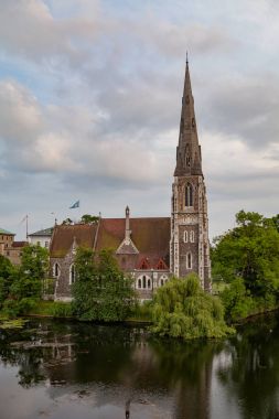Gün batımı görünümü St. Alban'ın Kilisesi ve gölet Kopenhag, Danimarka