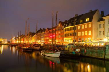 Gece manzarası güzel Nyhavn kanal. Kopenhag, Danimarka.