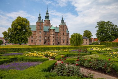 Rosenborg castle, Copenhagen. Güneşli yaz gün görünümü. Çiçek açan terraces adlı ön.
