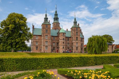 Rosenborg castle, Copenhagen. Güneşli yaz gün görünümü. Çiçek açan terraces adlı ön.