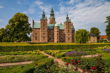 Rosenborg castle, Copenhagen. Güneşli yaz gün görünümü. Çiçek açan terraces adlı ön.
