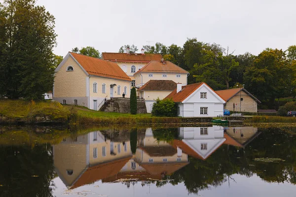 Lüks su yansıması ile Ortaçağ binaları. Vihula manor - Virumaa, Estonya