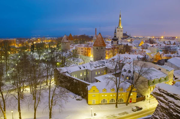 Wonderful winter night aerial scenery of the Old Town in Tallinn, Estonia — Stock Photo, Image