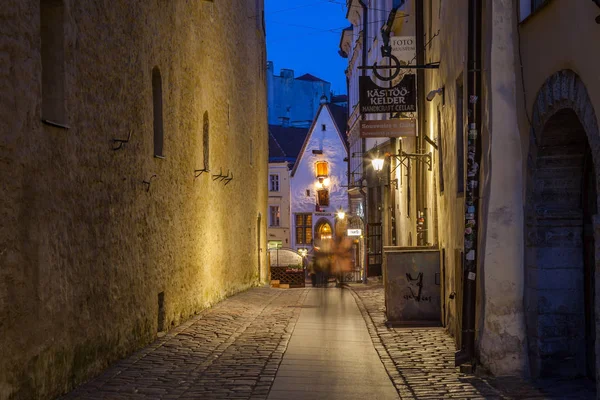 TALLINN, ESTONIA - 30 APR 2016: Strada stretta nel centro storico di notte — Foto Stock