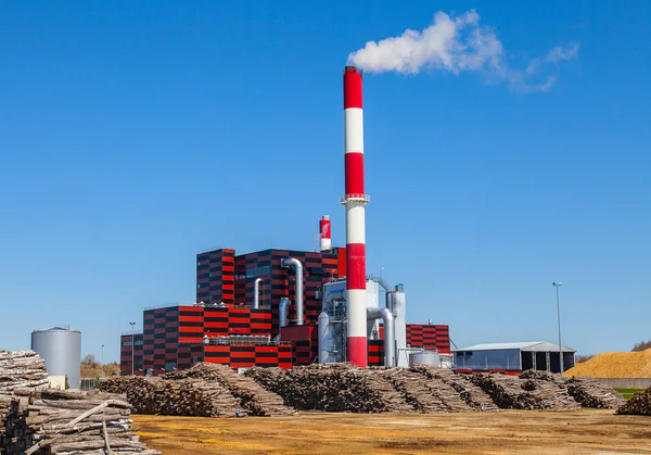 Industriella kraftverk, Tallinn Estland. Ekologisk energi reneration använder sekundära råvaror (trä) — Stockfoto